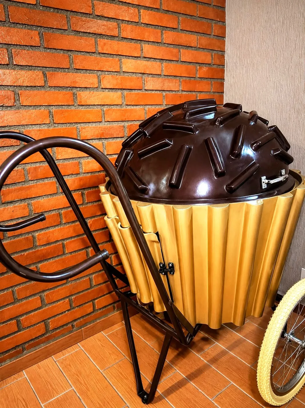 Carrinho de brigadeiro Brigadú fechado, em formato de brigadeiro gigante com tampa de chocolate e granulado