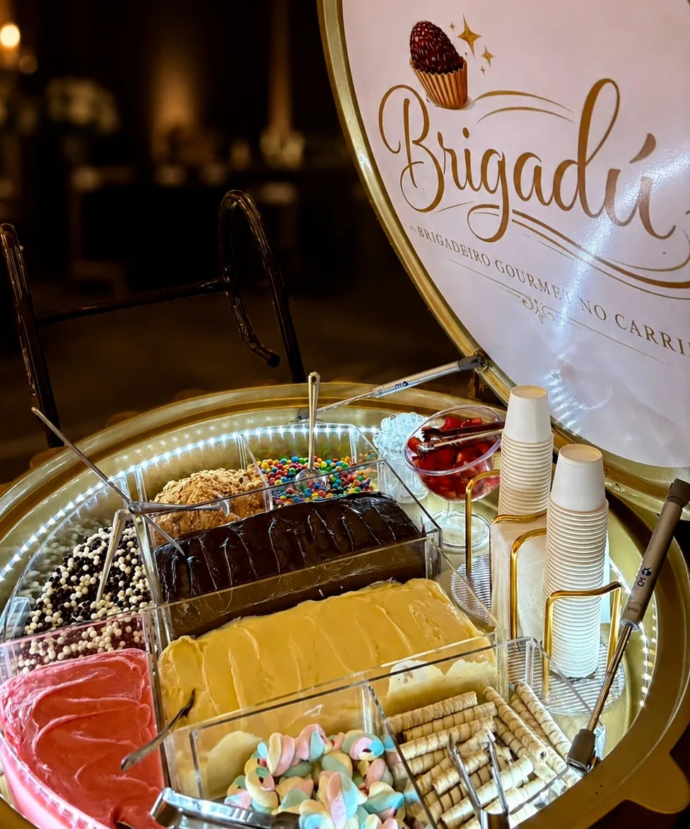 Carrinho de brigadeiro gourmet Brigadú aberto e iluminado por LED, com as cubas de brigadeiro, nozes, ninho e bicho de pé à mostra